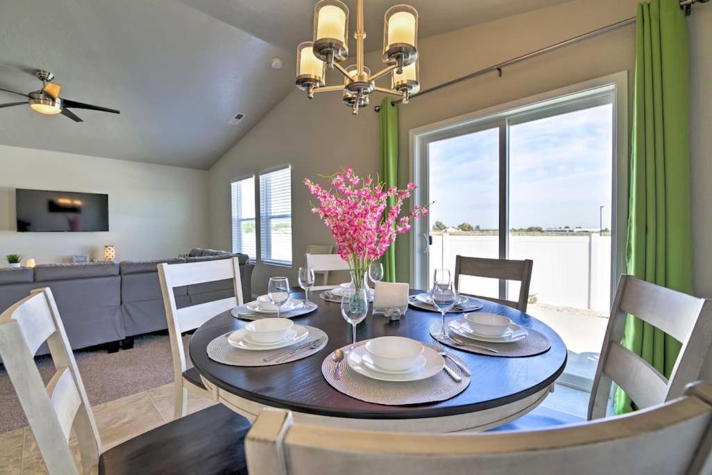 Family Friendly Playroom Garage Caldwell Exterior foto