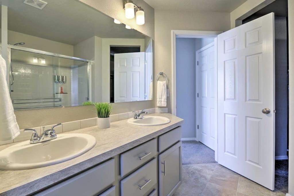 Family Friendly Playroom Garage Caldwell Exterior foto
